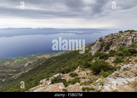 Ausblick vom Gipfel des Berges Vidova Gora auf der Insel Brac in Richtung Insel Hvar in Kroatien. Stockfoto