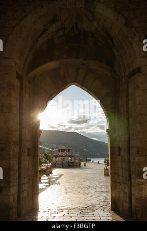 Alt und Alter Tor zum Hafen in der Altstadt von Dubrovnik, Kroatien. Stockfoto