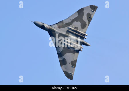 Avro Vulcan B2 Bomber XH558 in RAF Tarnung zu Ihrem endgültigen vollständigen öffentlichen Flying Display an der Airshow Shuttleworth Collection, Old Warden, Bedfordshire, Großbritannien. 4. Oktober 2015. © Antony Nessel/Alamy Live News Credit: Antony Nessel/Alamy leben Nachrichten Stockfoto