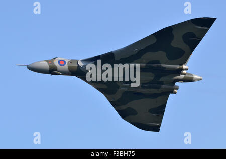 Avro Vulcan B2 XH558 machen ihre letzten vollständigen öffentlichen Flugvorführungen auf der Shuttleworth Collection Airshow, Old Warden, Bedfordshire, UK. 4. Oktober 2015. © Antony Brennnessel/Alamy Live News Bildnachweis: Antony Brennnessel/Alamy Live-Nachrichten Stockfoto
