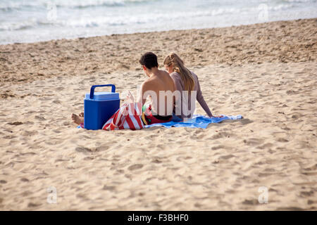 Bournemouth, Dorset, UK 4. Oktober 2015. UK-Wetter: schöner Tag in Bournemouth beach, wie Besucher die herbstliche Sonne genießen. Junges Paar zum Entspannen in der Sonne mit Cool box Credit: Carolyn Jenkins/Alamy Live News Stockfoto