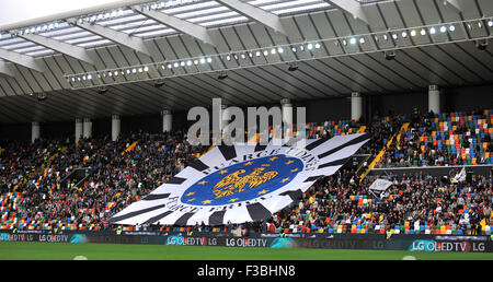 Udine, Italien. 4. Oktober 2015.  Udinese Anhänger mit einer Maxi-Flagge vor der italienischen Serie A TIM Fußballspiel zwischen Udinese Calcio und Genua im Friaul-Stadion am 4. Oktober 2015. Foto Simone Ferraro / Alamy Live News Stockfoto