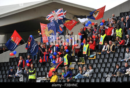 Udine, Italien. 4. Oktober 2015. Genua Suporters während der italienischen Serie A TIM-Fußball-match zwischen Udinese Calcio und Genua im Friaul-Stadion am 4. Oktober 2015. Foto Simone Ferraro / Alamy Live News Stockfoto