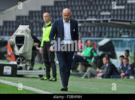 Udine, Italien. 4. Oktober 2015. Udinese Cheftrainer reagiert während der italienischen Serie ein TIM Fußballspiel zwischen Udinese Calcio und Genua im Friaul-Stadion am 4. Oktober 2015. Foto Simone Ferraro / Alamy Live News Stockfoto