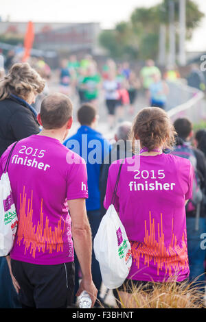 Bournemouth, Dorset, UK. 4. Oktober 2015. Über 11000 Menschen beteiligen sich die Bournemouth Marathon Festival über das Wochenende. Am zweite Tag sieht die volle Marathon und Halbmarathon. Bildnachweis: Carolyn Jenkins/Alamy Live-Nachrichten Stockfoto