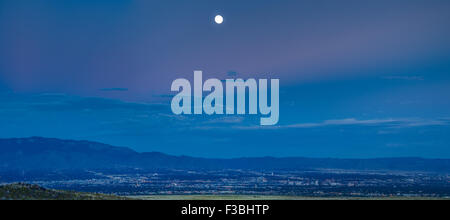 Vollmond Aufstieg über Albuquerque und die Sandia Mountains, New Mexico, USA. Stockfoto