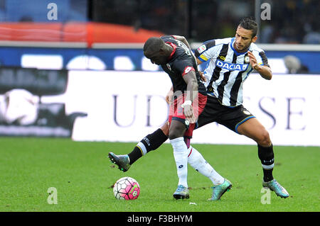 Udine, Italien. 4. Oktober 2015. Udinese Verteidiger Kadhim Ali Adnan (R) Viaes mit Genua Defender Issa Cissokho (L) in der italienischen Serie ein TIM Fußballspiel zwischen Udinese Calcio und Genua im Friaul-Stadion am 4. Oktober 2015. Foto Simone Ferraro / Alamy Live News Stockfoto