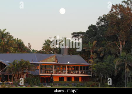 Dawn und Vollmond am Aanuka Beach Resort - Diggers Beach, Coffs Harbour, New South Wales, Australien. Stockfoto