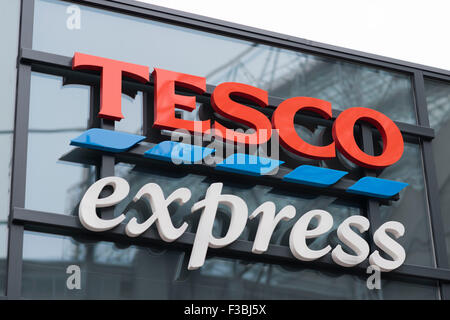 Ein Tesco Express Shop Zeichen-Logo. Stockfoto