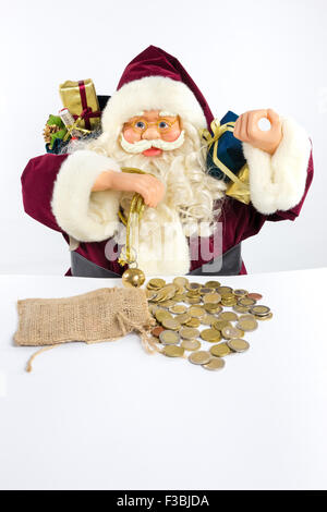 Santa Claus läuten mit präsentiert und Geld Münzen isolierten auf weißen Hintergrund Stockfoto