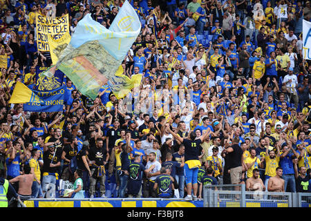 Rom, Italien. 4. Oktober 2015. Serie A Fußball. Lazio gegen Frosinone. Frosinone Unterstützer erhalten während des Spiels animiert © Action Plus Sport/Alamy Live News Stockfoto