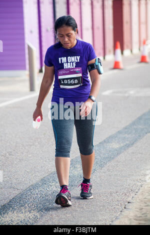 Bournemouth, Dorset, UK. 4. Oktober 2015. Über 11000 Menschen beteiligen sich die Bournemouth Marathon Festival über das Wochenende. Am zweite Tag sieht die volle Marathon und Halbmarathon. Halbmarathon/half Marathon Teilnehmer Credit: Carolyn Jenkins/Alamy Live News Stockfoto