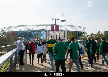 London, UK. 4. Oktober 2015. Irischen und italienischen Fans kommen zu den Queen Elizabeth Olympic Park für das Irland V Italien Spiel im Stadion. Bildnachweis: Elsie Kibue / Alamy Live News Stockfoto