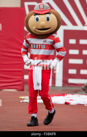 3. Oktober 2015: Ohio State Buckeyes Maskottchen Brutus in Aktion während der NCAA Football-Spiel zwischen den Ohio State Buckeyes und die Indiana Hoosiers im Memorial Stadium in Bloomington, Indiana. Ohio State Buckeyes gewann 34-27. Christopher Szagola/CSM Stockfoto