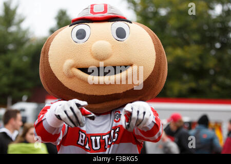 3. Oktober 2015: Ohio State Buckeyes Maskottchen Brutus in Aktion während der NCAA Football-Spiel zwischen den Ohio State Buckeyes und die Indiana Hoosiers im Memorial Stadium in Bloomington, Indiana. Ohio State Buckeyes gewann 34-27. Christopher Szagola/CSM Stockfoto