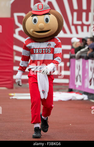 3. Oktober 2015: Ohio State Buckeyes Maskottchen Brutus in Aktion während der NCAA Football-Spiel zwischen den Ohio State Buckeyes und die Indiana Hoosiers im Memorial Stadium in Bloomington, Indiana. Ohio State Buckeyes gewann 34-27. Christopher Szagola/CSM Stockfoto