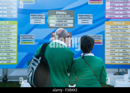 London, UK. 4. Oktober 2015. Irische Fans schauen Sie sich die Match-Highscore-Tabelle angezeigt auf der Queen Elizabeth Olympic Park Fanzone vor Anpfiff das Irland V Italien Spiel im Stadion. Bildnachweis: Elsie Kibue / Alamy Live News Stockfoto