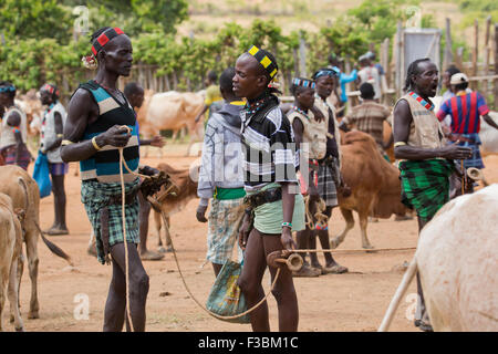 Afrika, Äthiopien, Omo, Ari Stamm Männer auf dem Viehmarkt Stockfoto