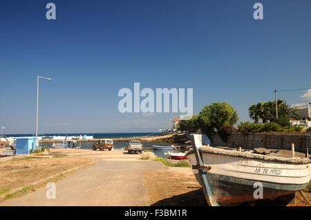 Ein kleines Fischerboot Strände am Hafen der kleinen griechischen Dorf an der Küste von Das Agrili. (Agrilis). Stockfoto