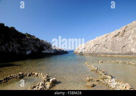 Die geheime Bucht von Glossa in der Nähe des Dorfes Giolova in der griechischen Halbinsel Peloponnes. Stockfoto