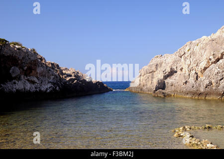 Die geheime Bucht von Glossa in der Nähe des Dorfes Giolova in der griechischen Halbinsel Peloponnes. Stockfoto