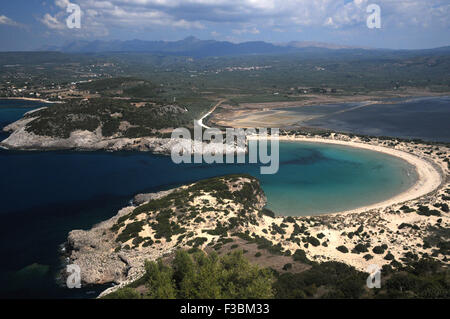 Voidokilia Strand im Bereich Messenien des griechischen Peloponnes, erkennbar durch seine "Omega"-Form, in der Nähe von Nestors Höhle aus gesehen. Stockfoto