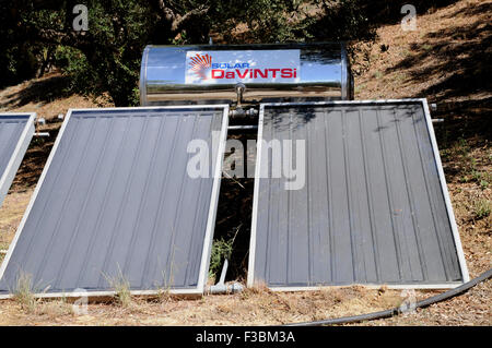 Solare Wasser-Heizungen auf dem Boden neben einem Haus in der kleinen griechischen Dorf Giolova auf dem Peloponnes. Stockfoto