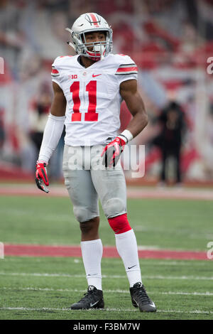 3. Oktober 2015: Ohio State Buckeyes Sicherheit Vonn Bell (11) blickt auf in der NCAA Football-Spiel zwischen den Ohio State Buckeyes und die Indiana Hoosiers im Memorial Stadium in Bloomington, Indiana. Ohio State Buckeyes gewann 34-27. Christopher Szagola/CSM Stockfoto