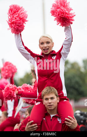 3. Oktober 2015: Indiana Hoosiers Cheerleader in Aktion während der NCAA Football-Spiel zwischen den Ohio State Buckeyes und die Indiana Hoosiers im Memorial Stadium in Bloomington, Indiana. Ohio State Buckeyes gewann 34-27. Christopher Szagola/CSM Stockfoto