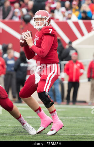 3. Oktober 2015: Indiana Hoosiers quarterback Nate Sudfeld (7) in Aktion während der NCAA Football-Spiel zwischen den Ohio State Buckeyes und die Indiana Hoosiers im Memorial Stadium in Bloomington, Indiana. Ohio State Buckeyes gewann 34-27. Christopher Szagola/CSM Stockfoto