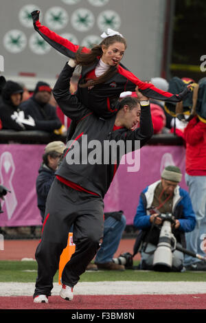 3. Oktober 2015: Ohio State Buckeyes Cheerleader in Aktion während der NCAA Football-Spiel zwischen den Ohio State Buckeyes und die Indiana Hoosiers im Memorial Stadium in Bloomington, Indiana. Ohio State Buckeyes gewann 34-27. Christopher Szagola/CSM Stockfoto