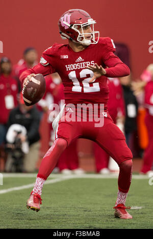 3. Oktober 2015: Indiana Hoosiers quarterback Zander Diamont (12) in Aktion während der NCAA Football-Spiel zwischen den Ohio State Buckeyes und die Indiana Hoosiers im Memorial Stadium in Bloomington, Indiana. Ohio State Buckeyes gewann 34-27. Christopher Szagola/CSM Stockfoto