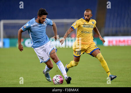 Rom, Italien. 4. Oktober 2015. Serie A Fußball. Lazio gegen Frosinone. Ricardo Kishna wird in Frage gestellt durch Danilo Soddimo © Action Plus Sport/Alamy Live News Stockfoto