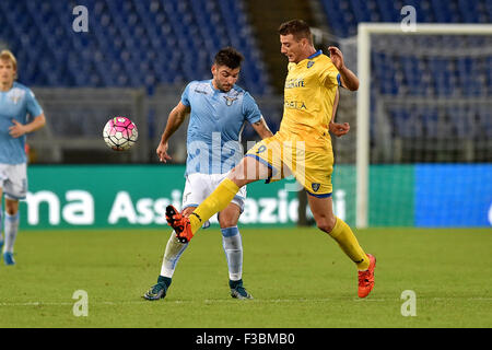 Rom, Italien. 4. Oktober 2015. Serie A Fußball. Lazio gegen Frosinone. Filip Djordjevic wird in Frage gestellt von Daniel Ciofani © Action Plus Sport/Alamy Live News Stockfoto