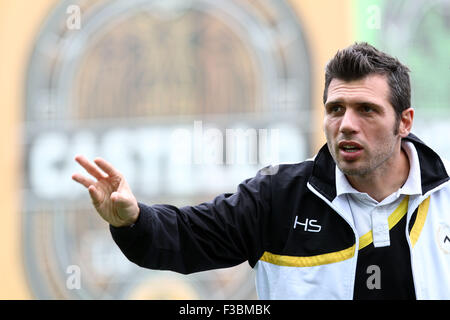 Udine, Italien. 4. Oktober 2015. Udinese Verteidiger Maurizio Domizzi Gesten während der italienischen Serie A Fußball zwischen Udinese Calcio V Genoa Cfc im Friaul-Stadion am 4. Oktober 2015 in Udine übereinstimmen. Bildnachweis: Andrea Spinelli/Alamy Live-Nachrichten Stockfoto