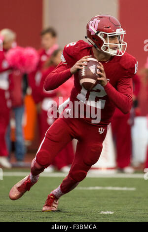 3. Oktober 2015: Indiana Hoosiers quarterback Zander Diamont (12) in Aktion während der NCAA Football-Spiel zwischen den Ohio State Buckeyes und die Indiana Hoosiers im Memorial Stadium in Bloomington, Indiana. Ohio State Buckeyes gewann 34-27. Christopher Szagola/CSM Stockfoto