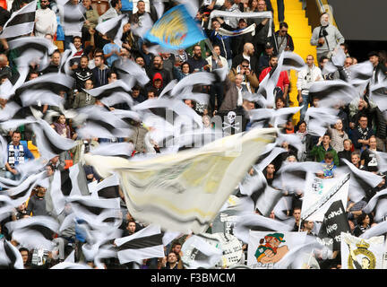 Udine, Italien. 4. Oktober 2015. Udinese Fans während der italienischen Serie A-Fußball-match zwischen Udinese Calcio V Genoa Cfc im Friaul-Stadion am 4. Oktober 2015 in Udine. Bildnachweis: Andrea Spinelli/Alamy Live-Nachrichten Stockfoto