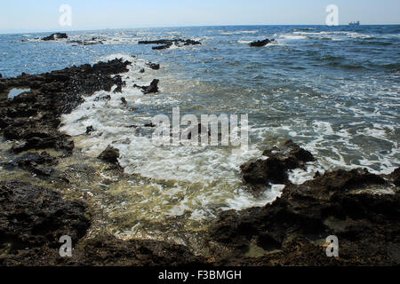 Felsen von Wellen in Bozcaada, Canakkale, Türkei getroffen, Stockfoto