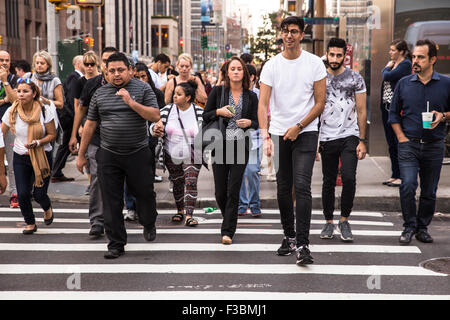 NEW YORK CITY - 14. September 2015: Abgebildet ist ein Zebrastreifen in Midtown Manhattan mit einer Vielfalt an Fußgänger überqueren Stockfoto