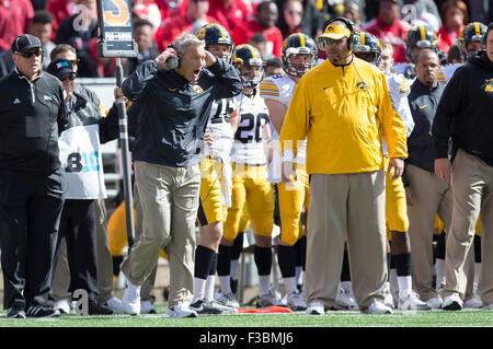 Madison, WI, USA. 3. Oktober 2015. Iowa Hawkeyes Cheftrainer Kirk Komondor ein Timeout während der NCAA Football-Spiel zwischen dem Iowa Hawkeyes und die Wisconsin Badgers im Camp Randall Stadium in Madison, Wisconsin schreit. John Fisher/CSM/Alamy Live-Nachrichten Stockfoto