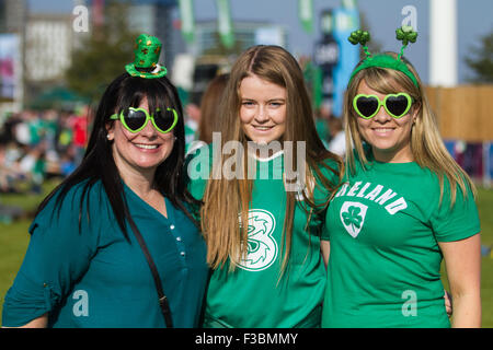 London, UK. 4. Oktober 2015. Irische Fans bei der Queen Elizabeth Olympic Park Fanzone genießen die Atmosphäre und Match Aktion auf großen Leinwänden vor Anpfiff der Irland V Italien passen in das Stadion. Bildnachweis: Elsie Kibue / Alamy Live News Stockfoto