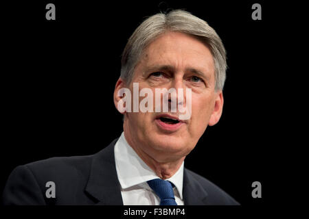 Manchester, Großbritannien. 4. Oktober 2015. Der Rt Hon Philip Hammond mp, Staatssekretär für auswärtige Angelegenheiten und Angelegenheiten des Commonwealth am Tag 1 der 2015 Parteitag der Konservativen Partei in Manchester spricht. Credit: Russell hart/alamy Leben Nachrichten. Stockfoto