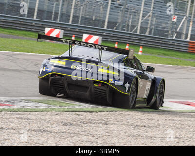 Monza, Italien, 2. Oktober 2015 - der Aston Martin Vantage TF Sport Teams auf Monza-Strecke Credit: Edoardo Nicolino/Alamy Live News Stockfoto