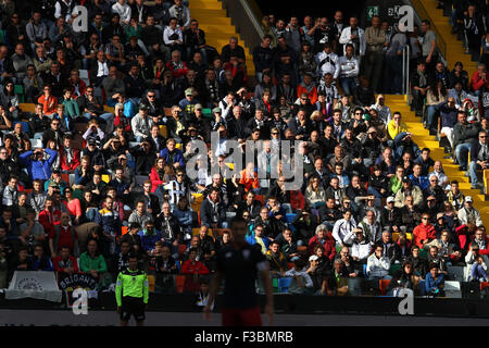 Udine, Italien. 4. Oktober 2015. Udinese Fans während der italienischen Serie A-Fußball-match zwischen Udinese Calcio V Genoa Cfc im Friaul-Stadion am 4. Oktober 2015 in Udine. Bildnachweis: Andrea Spinelli/Alamy Live-Nachrichten Stockfoto