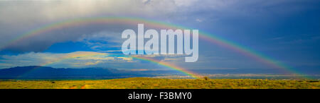 Doppelter Regenbogen über Albuquerque und die Sandia Mountains, New Mexico, USA. Stockfoto