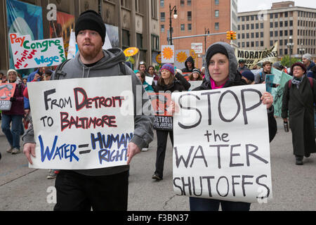 Der Detroit-Marsch für Gerechtigkeit, brachte die betroffenen über die Umwelt, rassische Gerechtigkeit und ähnliche Themen. Stockfoto