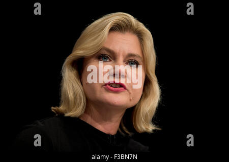 Manchester, UK. 4. Oktober 2015. Die Rt Hon Justine Greening MP, Secretary Of State for International Development spricht am Tag1 der 2015 Parteitag der Konservativen in Manchester. Bildnachweis: Russell Hart/Alamy Live-Nachrichten. Stockfoto