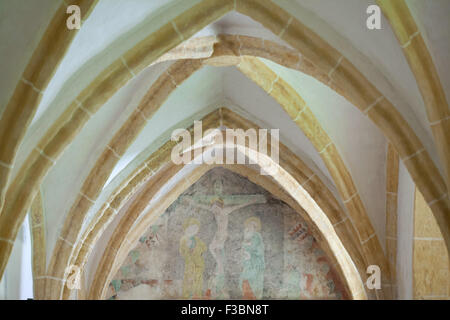 Kreuzigung dargestellt in der mittelalterlichen Wandmalereien aus dem 14. Jahrhundert im Kreuzgang des Dominikanerklosters in Ceske Budejovice, Südböhmen, Tschechien. Stockfoto