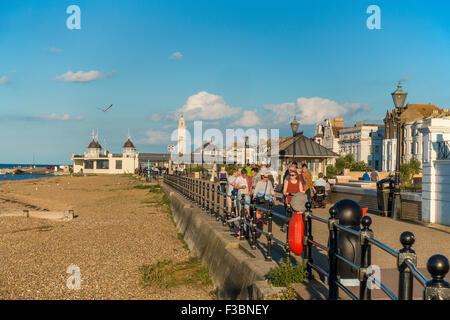 Herne Bay direkt am Meer Strand Uhrturm Promenade blauer Himmel Sonnenschein Stockfoto