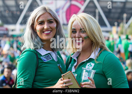 London, UK. 4. Oktober 2015. Irische Fans bei der Queen Elizabeth Olympic Park Fanzone genießen die Atmosphäre und Match Aktion auf großen Leinwänden vor Anpfiff der Irland V Italien passen in das Stadion. Bildnachweis: Elsie Kibue / Alamy Live News Stockfoto